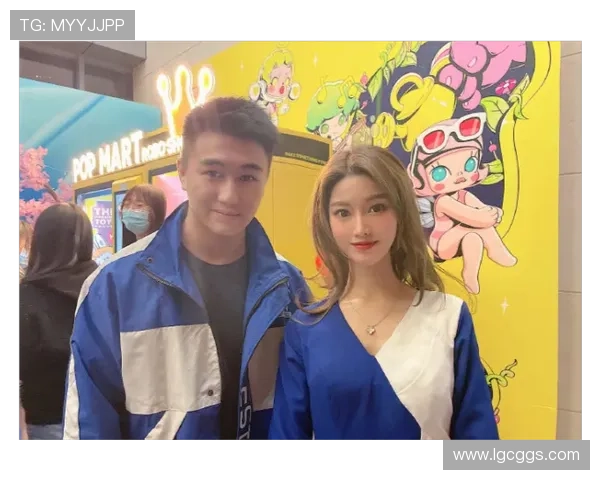 中国网红与足球明星亲密合影引发热议网友纷纷点赞分享不容错过的精彩瞬间