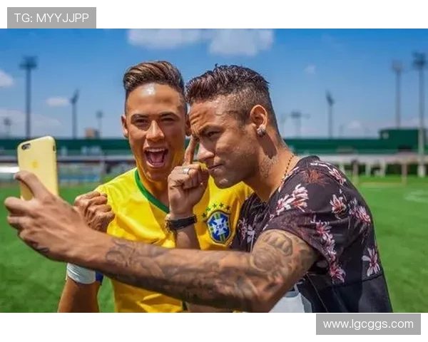 足球球星展现力量与荣耀胳膊纹身背后的故事与激情 足球球星展现力量与荣耀胳膊纹身背后的故事与激情